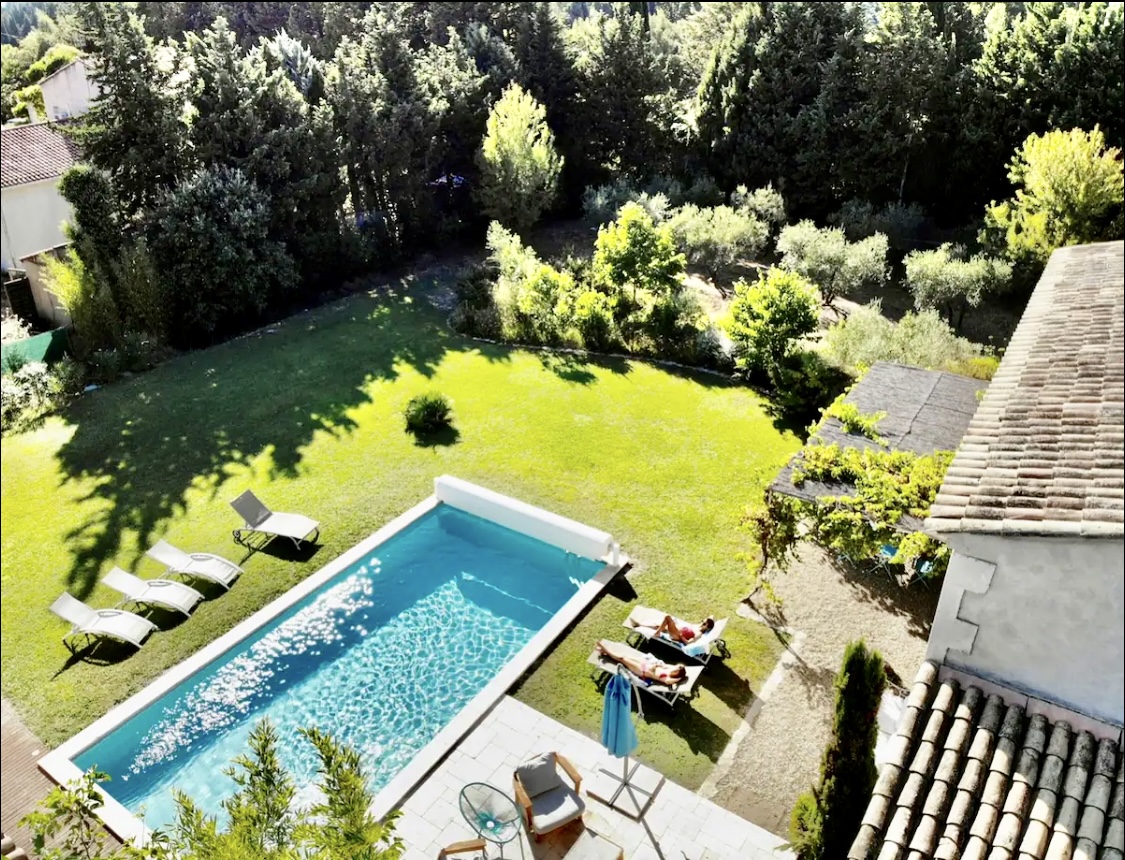 Piscine avec mobilier détente